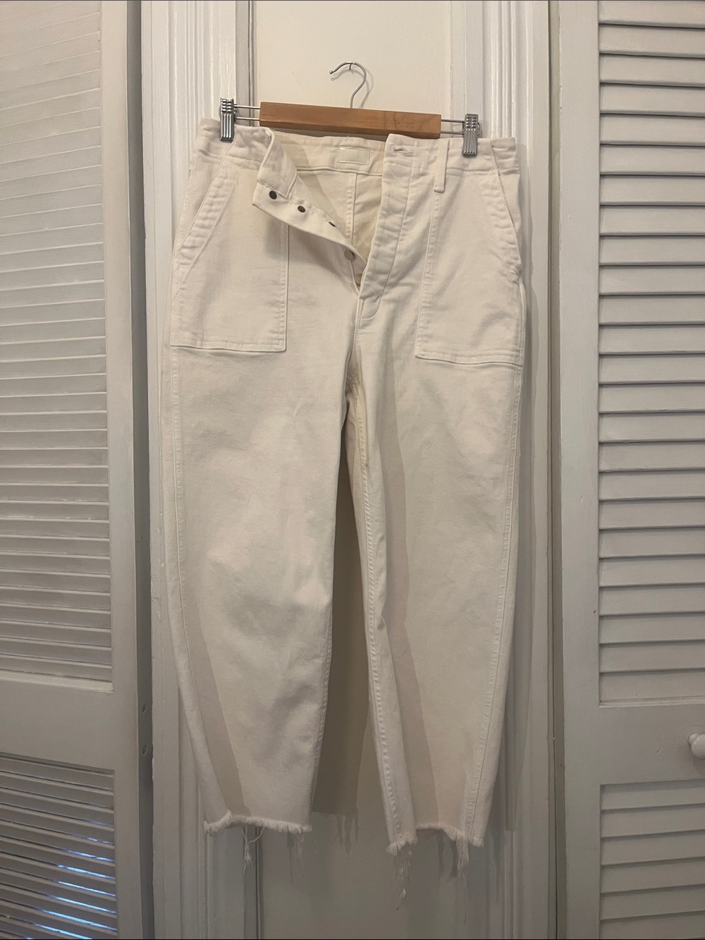 MOTHER Off-White Cropped Ankle Jeans